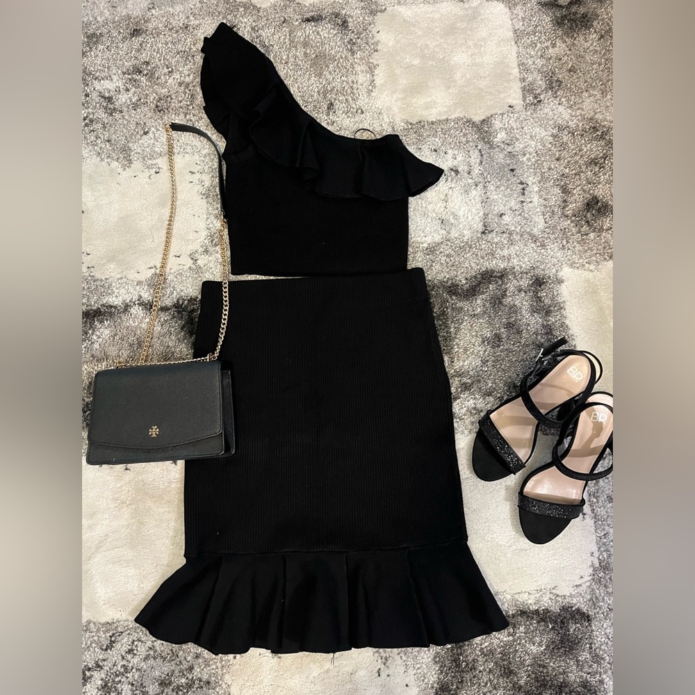 Ribbed crop top and midy skirt